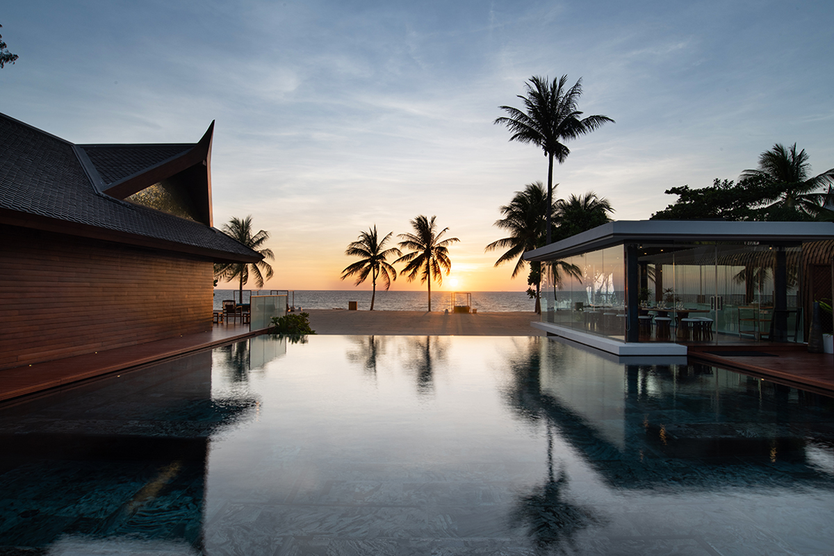 Beachfront communcal infinity pool at Iniala Beach House
